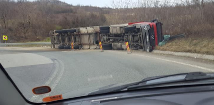 Pe Mesteacăn, cad tirurile precum popicele