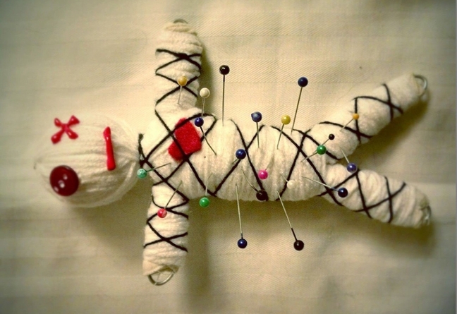 Folosirea păpușilor voodoo cu fața șefului le stimulează angajaților cheful de muncă