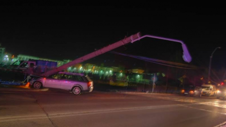 Victimele unui Audi: doi răniți și un stâlp  (GALERIE FOTO)