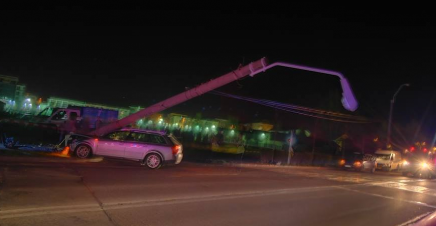 Victimele unui Audi: doi răniți și un stâlp  (GALERIE FOTO)