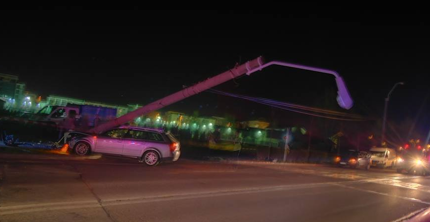 Victimele unui Audi: doi răniți și un stâlp  (GALERIE FOTO)