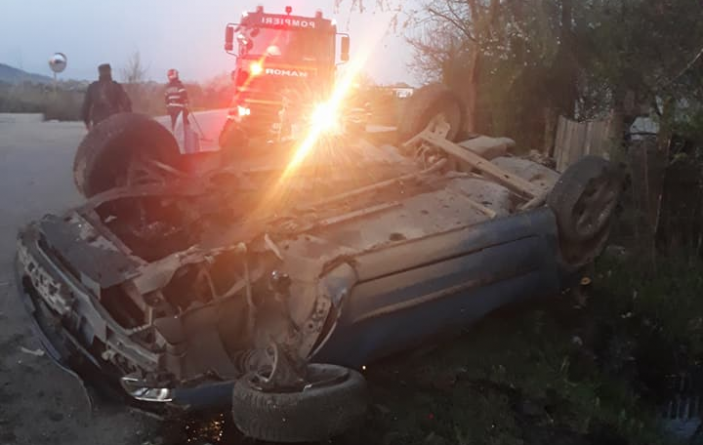 Mașină răsturnată după impactul cu un copac