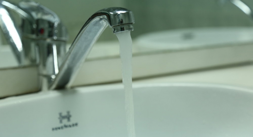 Bani de apă și canalizare pentru nevoiașii din Baia Mare