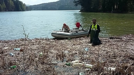 Voluntarii au făcut curățenie la Barajul Firiza (GALERIE FOTO)