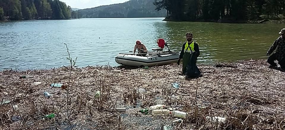 Voluntarii au făcut curățenie la Barajul Firiza (GALERIE FOTO)