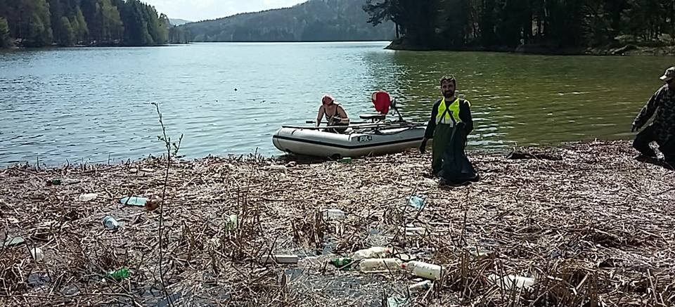 Voluntarii au făcut curățenie la Barajul Firiza (GALERIE FOTO)