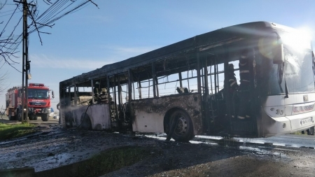 Autobuzul a ars, călătorii au scăpat nevătămați