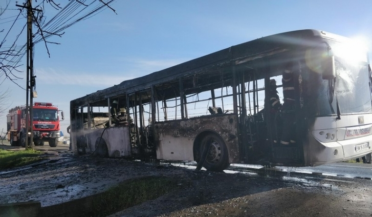 Autobuzul a ars, călătorii au scăpat nevătămați