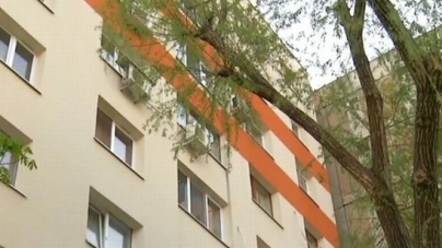 Un copilaș de 22 de luni a scăpat cu răni minore după ce a căzut de la etajul șase