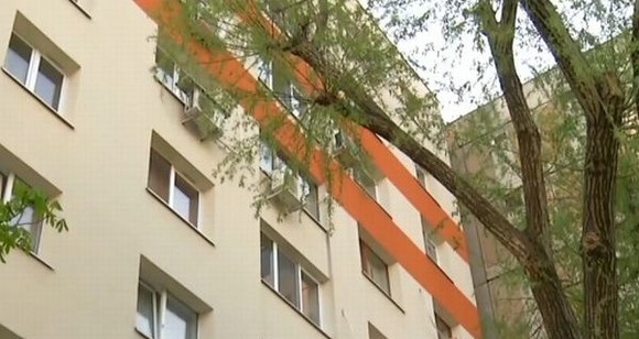 Un copilaș de 22 de luni a scăpat cu răni minore după ce a căzut de la etajul șase