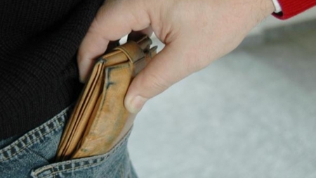 Un fals doctor i-a ”masat” portofelul unui bătrân, lăsându-l fără pensie