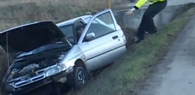 Au fugit de control, au ajuns cu mașina în șant și cu dosar penal la activ