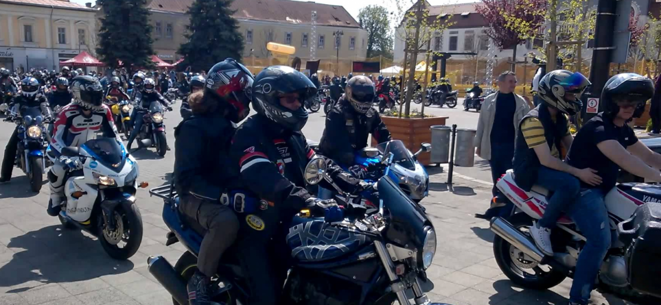 Un altfel de închidere de sezon moto: Mai mulți motocicliști vor merge din Sighet prin Ucraina până la Cernăuți cu un mesaj de pace