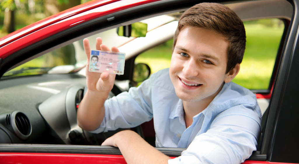 Tinerii din medii defavorizate pot beneficia gratuit de şcoală de șoferi prin programul „Permis pentru viitor””