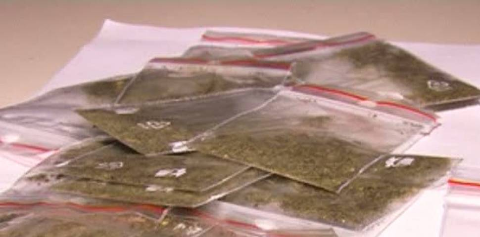 Conducea noaptea, după ce consumase substanțe interzise. A fost oprit la timp