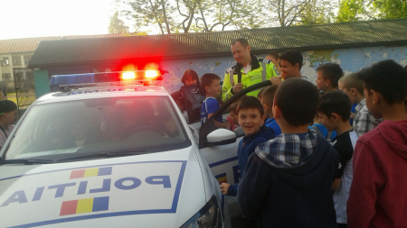 Copii bucuroși, alături de polițiști, la ”Școala altfel”