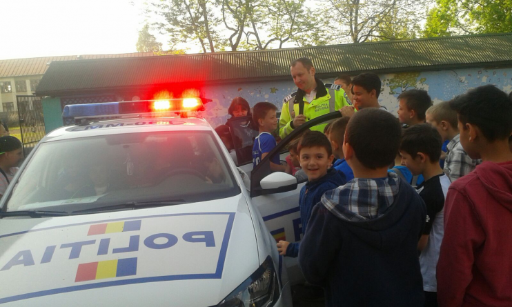 Copii bucuroși, alături de polițiști, la ”Școala altfel”