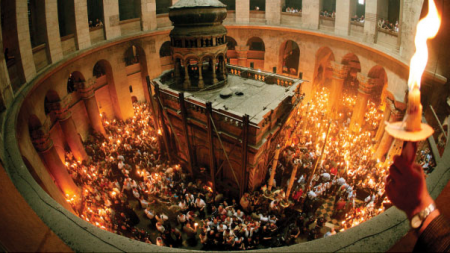 Sfânta Lumină de la Ierusalim va ajunge la catedrala episcopală cu jumătate de oră înainte de miezul nopții de Înviere