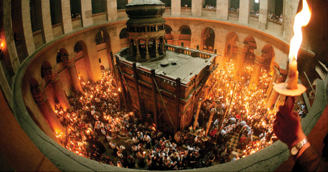 Sfânta Lumină de la Ierusalim va ajunge la catedrala episcopală cu jumătate de oră înainte de miezul nopții de Înviere
