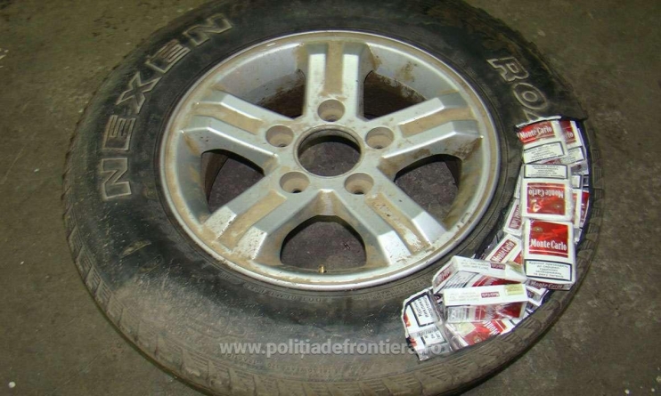 Contrabandiștii lucrează de parcă au intrat zilele-n sac. Unul a ascuns țigări în roata de rezervă
