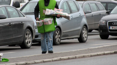 Răducu, vânzătorul de ziare în stradă, acroșat de o mașină