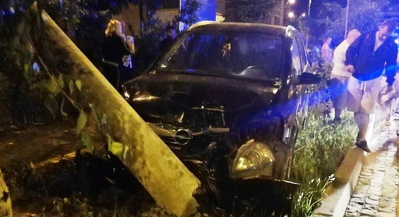 Un șofer a lăsat fără energie electrică un cartier băimărean