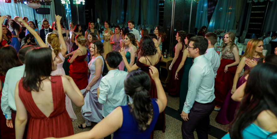 Absolvenții de colegiu, de la banchet total la pat de spital (GALERIE FOTO, VIDEO)
