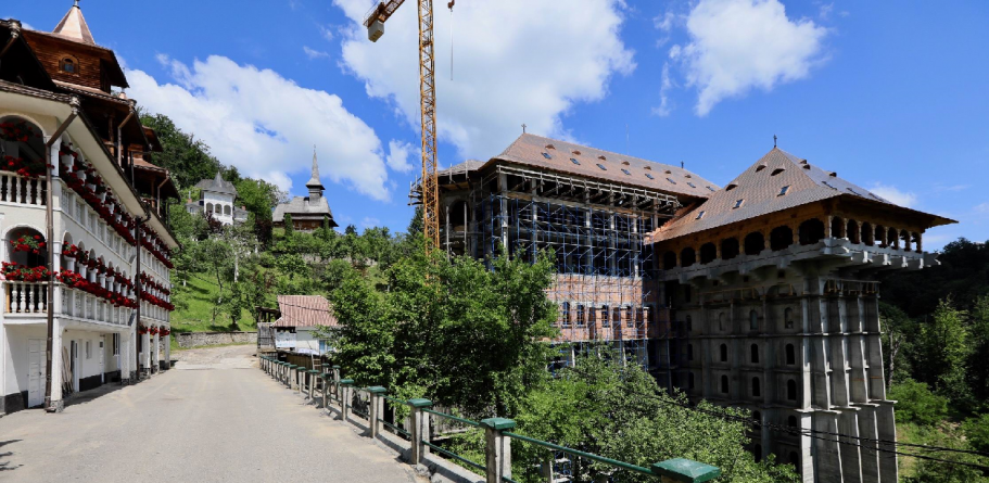 Unde se va amplasa noua poartă din zid a Mănăstirii Rohia (GALERIE FOTO)