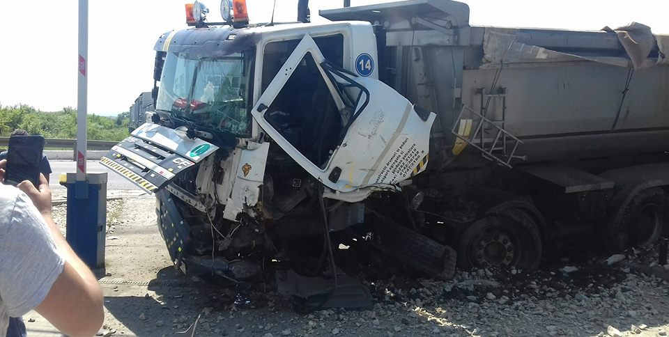 O basculantă  a cam pierdut  întâlnirea cu un SUV (GALERIE FOTO)
