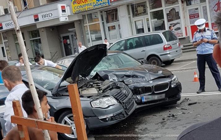 Întâlnire între două mașini cu multă tablă îndoită
