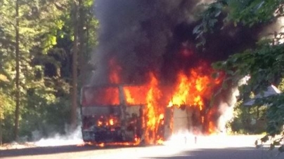 Autocar în flăcări în Pasul Gutâi
