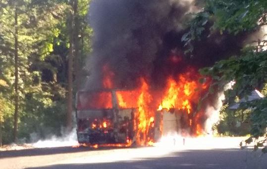 Autocar în flăcări în Pasul Gutâi