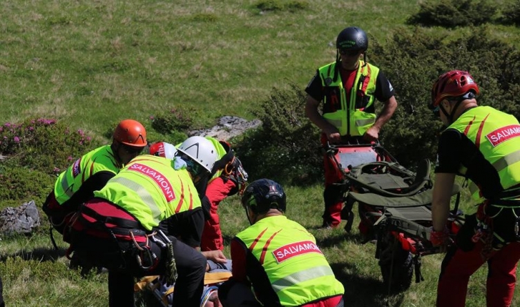 Acțiune cu elicopterul pentru salvarea unor alpiniști dintr-o zonă montană greu accesibilă