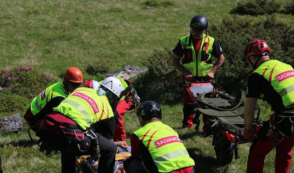 Acțiune cu elicopterul pentru salvarea unor alpiniști dintr-o zonă montană greu accesibilă