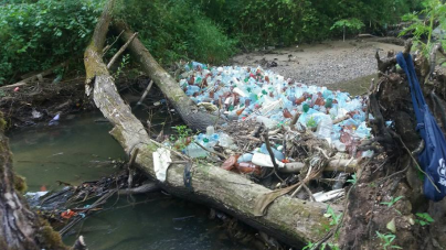 Depozite necontrolate de deșeuri pe cursurile de apă din județ