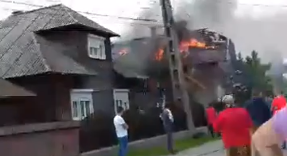 Casă cu acoperișul în flăcări (GALERIE FOTO, VIDEO)