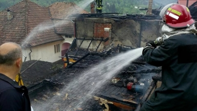 Casă și anexe în flăcări