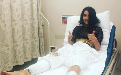 Cântăreața Inna a ajuns la spital după ce i-a fugit scena de sub picioare (VIDEO)