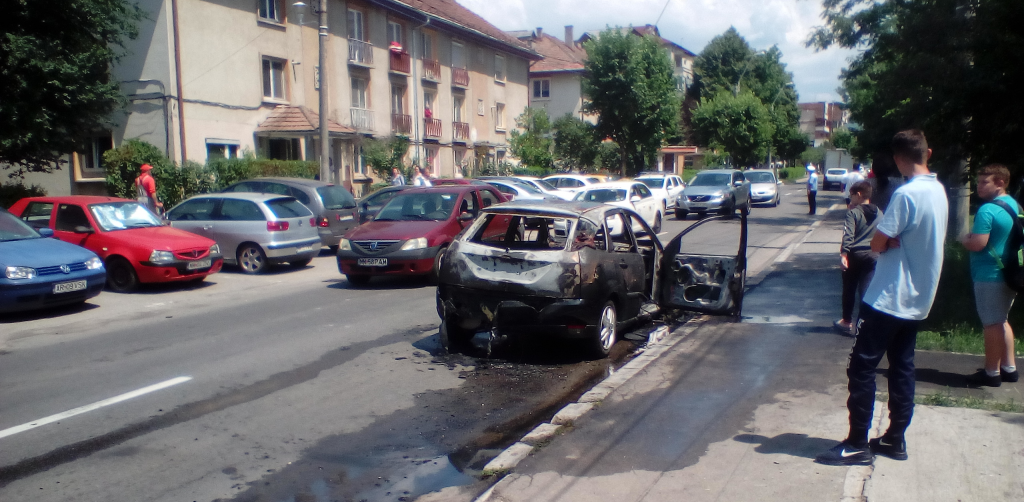 O mașină a ars în apropiere de ”Vivo” (GALERIE FOTO)