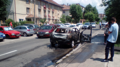 O mașină a ars în apropiere de ”Vivo” (GALERIE FOTO)
