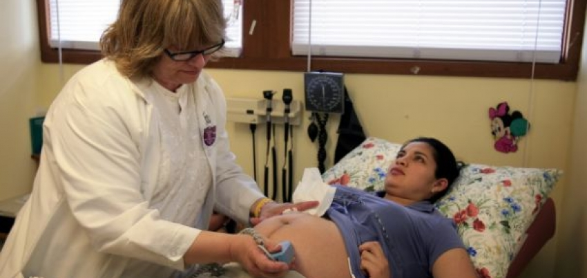 Cresc salariile moașelor, după ce funcția lor a fost asimilată cu cea a asistentelor medicale