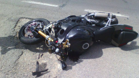 Motocicliști răniți în două accidente
