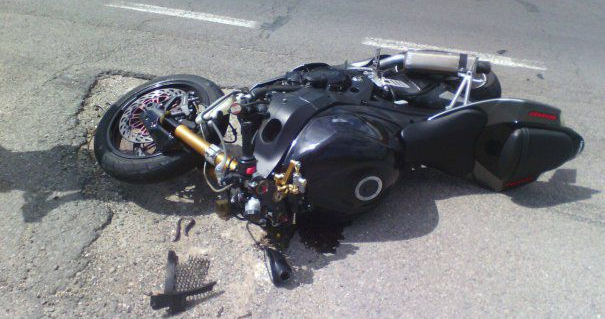 Motocicliști răniți în două accidente