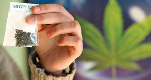 După ce a fost prins, tâlharul le-a dat un plic polițiștilor