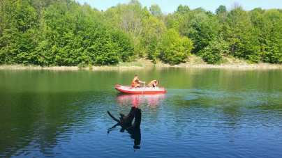 Două autocare mistuite de foc și traverse CFR  afectate de flăcări