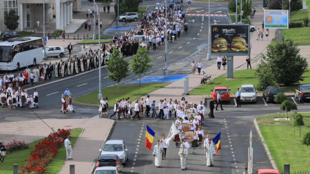 „Uniţi, spre Sfânta Treime”, genericul sub care a avut loc procesiunea de Rusalii (GALERIE FOTO)