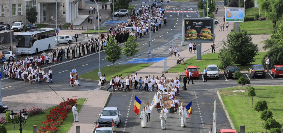 „Uniţi, spre Sfânta Treime”, genericul sub care a avut loc procesiunea de Rusalii (GALERIE FOTO)
