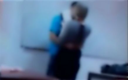 Profesorul de la Sighet care a fost filmat sărutând o elevă în sala de clasă a demisionat, ce urmează rămâne de văzut
