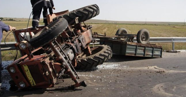 La Sarasău, remorca unui tractor s-a răsturnat peste 3 copii și două femei