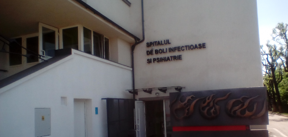 Moda anti-căpușe: medicii recomandă culori deschise la iarbă verde